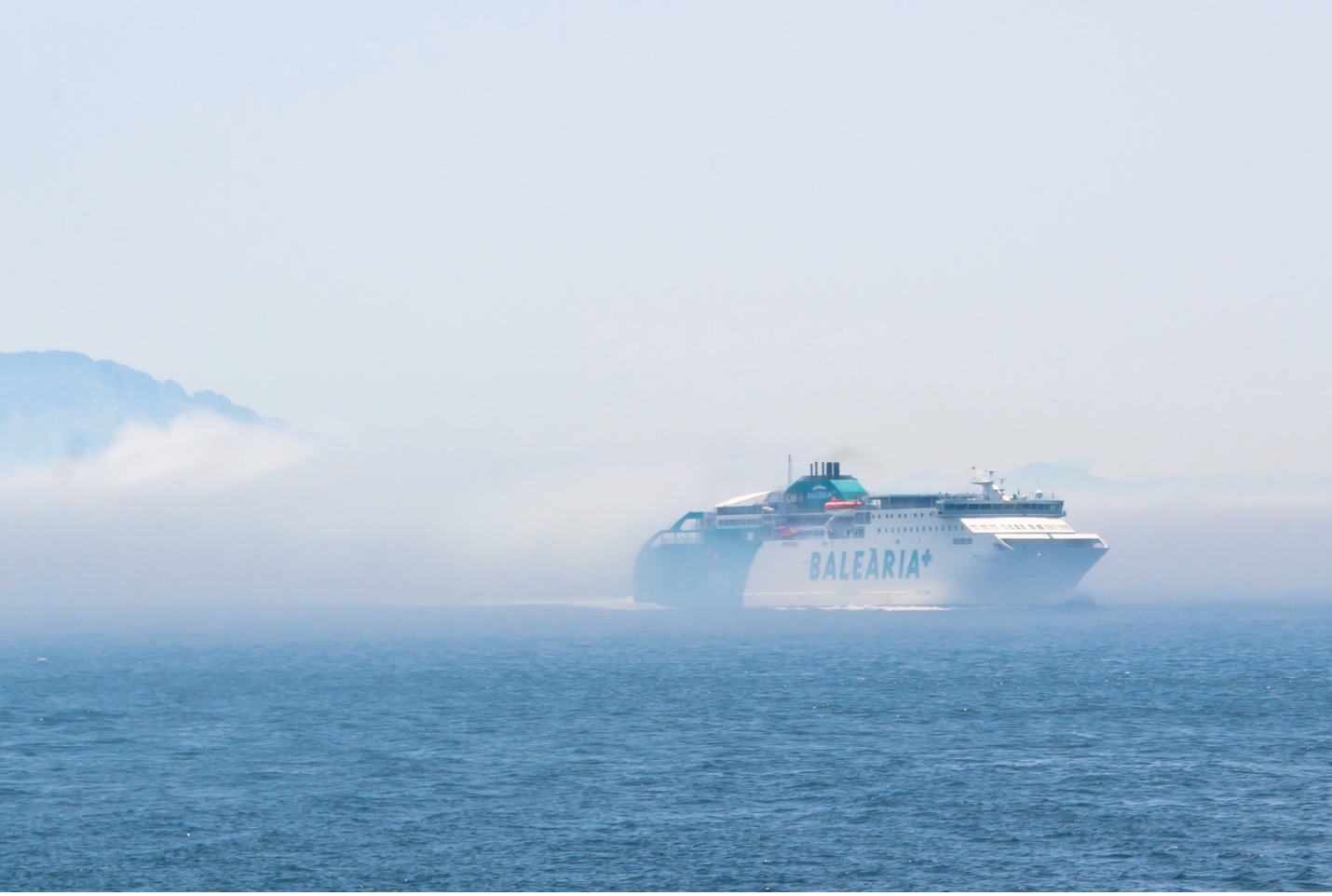 Ferry de Balearia Cruzando el Estrecho de Gibraltar (HrAd, 2012)